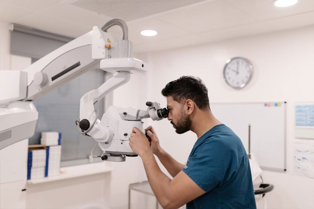 surgeon-at-work-london-uk