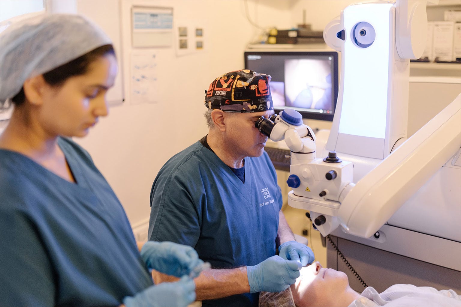 surgeon-scaning-eye